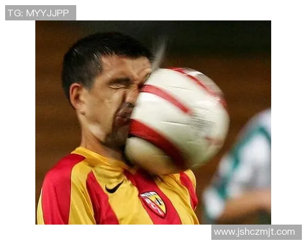 巴西足球明星戴金链引发热议彰显奢华生活方式与运动员形象的碰撞